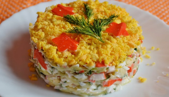  Салат з крабовими паличками, огірком, яйцем і сиром, найсмачніші рецепти