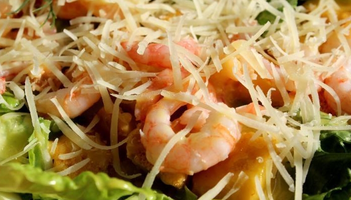  Дуже смачні та прості рецепти салату «Цезар» з креветками