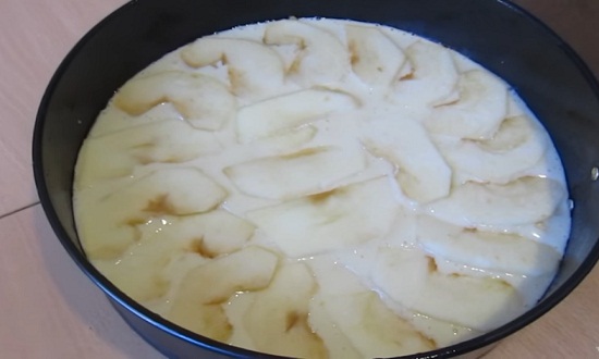  Пишний пиріг «Шарлотка з яблуками на сметанному тесті. Найсмачніші рецепти
