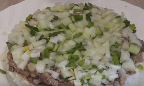  Смачні рецепти салату Мімоза з консервованої сайрою з додаванням яблука, рису і крабових паличок, шарами і в лаваші