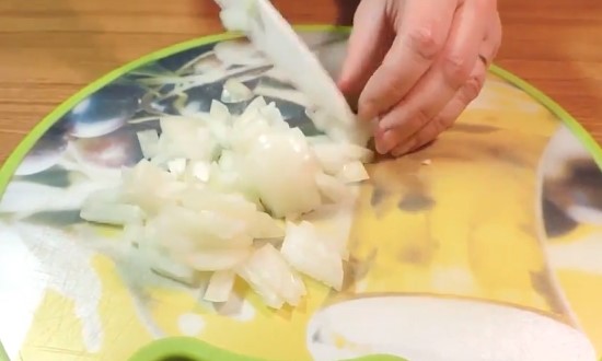  Смачні рецепти салату Мімоза з консервованої сайрою з додаванням яблука, рису і крабових паличок, шарами і в лаваші