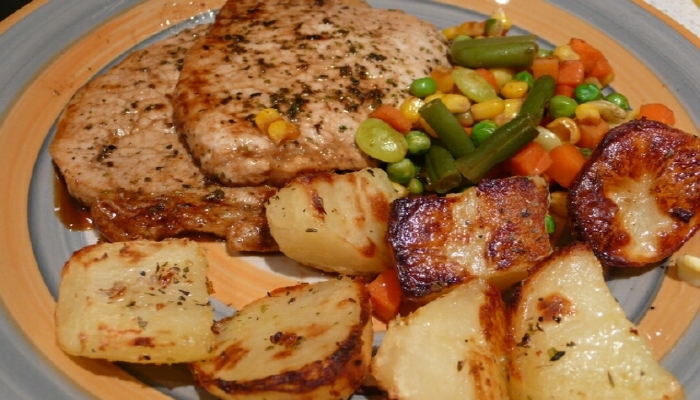  Смачна свинина з картоплею в духовці — 5 рецептів приготування в пакет для запікання