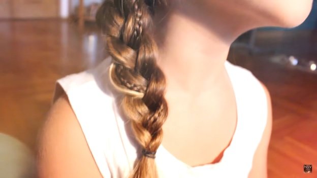 57de6e03344ca5b029ee736afdb70208 Зачіски на 1 вересня для дівчаток: на довгі, середні, короткі волосся, з бантами і стрічками, фото