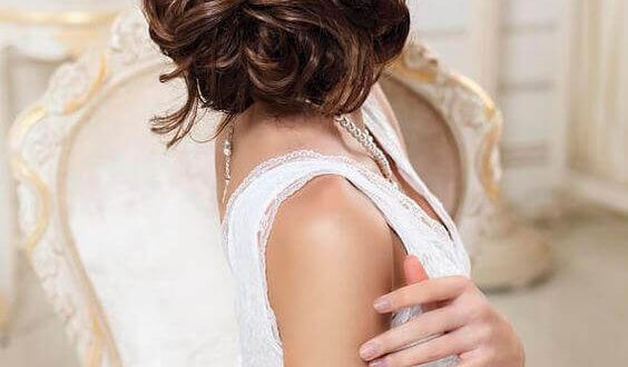 58b45b487dbfebf836e64c5807baf8ec Весільні зачіски для волосся середньої довжини: без фати, з діадемою, з шпилькою своїми руками