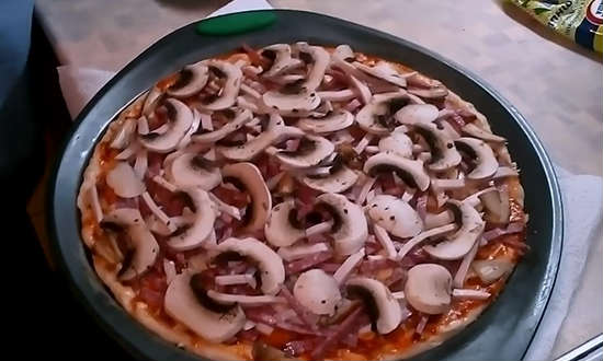  Прості рецепти домашньої піци з ковбасою, сиром і помідорами в духовці
