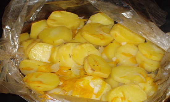  Смачна свинина з картоплею в духовці — 5 рецептів приготування в пакет для запікання