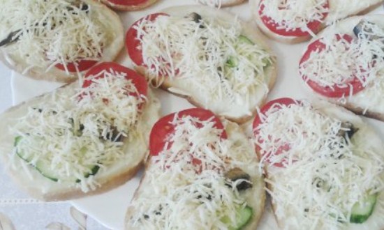  Бутерброди зі шпротами і свіжим огірком для святкового столу — 6 рецептів бутербродів