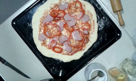  Прості рецепти домашньої піци з ковбасою, сиром і помідорами в духовці