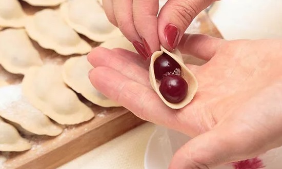  Як приготувати вареники з вишнею — прості домашні рецепти