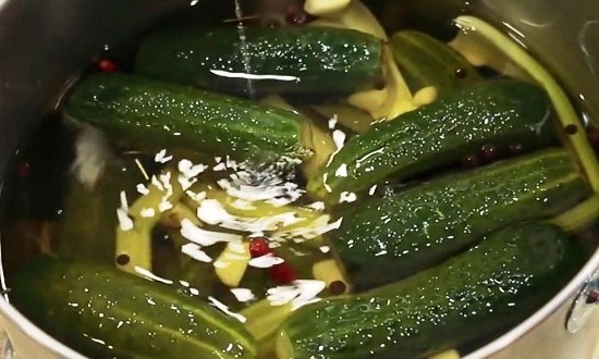  Хрусткі малосольні огірки — рецепти приготування гарячим способом