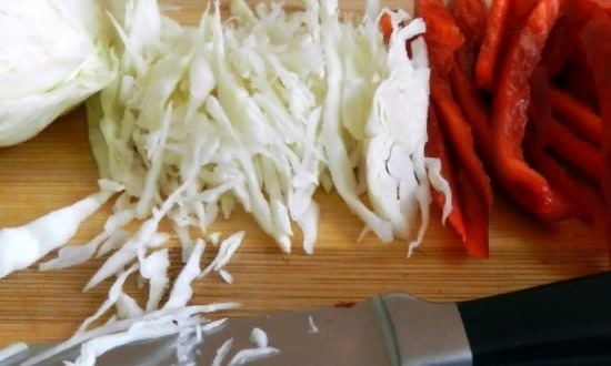  Хрусткий салат з капусти на зиму в банках — рецепти зі стерилізацією, пальчики оближеш