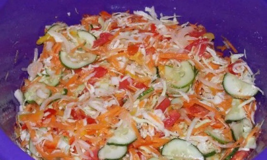  Хрусткий салат з капусти на зиму в банках — рецепти зі стерилізацією, пальчики оближеш