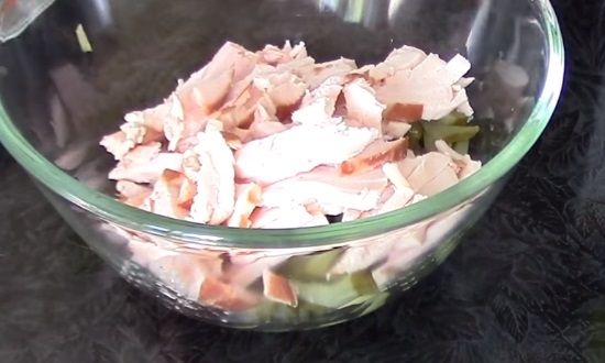  Салат з копченої курячої грудки простий і смачний рецепт