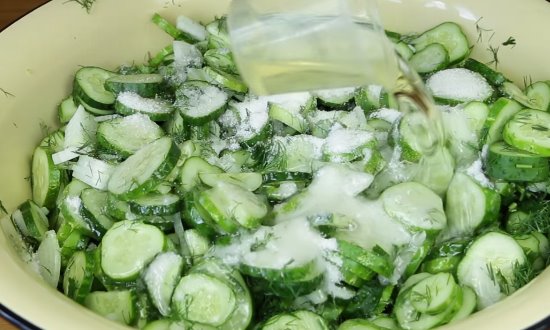  Салат з огірків на зиму з цибулею і олією