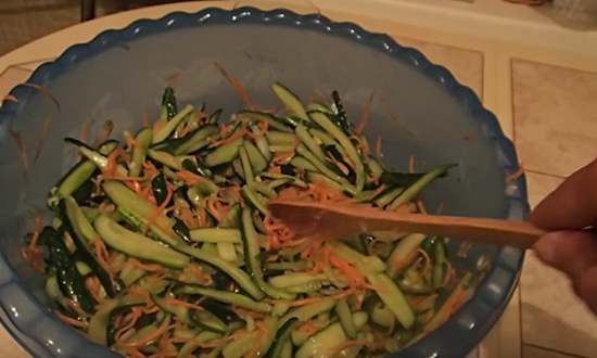  Салат з огірків по корейськи на зиму — пальчики оближеш