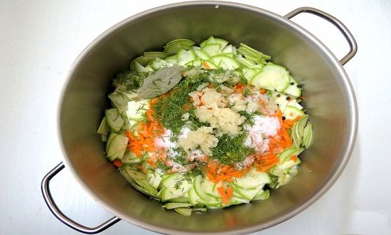  Найсмачніші салати з кабачків на зиму — 6 рецептів без стерилізації