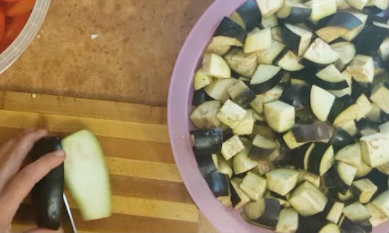  Найсмачніші салати на зиму з баклажанів — 7 рецептів заготовок
