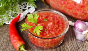 adzhika iz pomidor i chesnoka na zimu: recept prigotovleniya93 Аджика з помідор і часнику на зиму: рецепт приготування