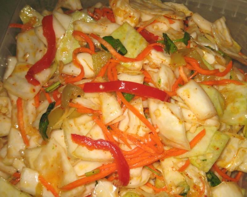 salat na zimu iz kapusty s percem i morkovyu bystrogo prigotovleniya50 Салат на зиму з капусти з перцем і морквою швидкого приготування