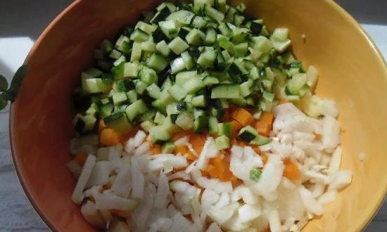  Готуємо простий салат Олівє — рецепти салату з ковбасою і свіжим огірком