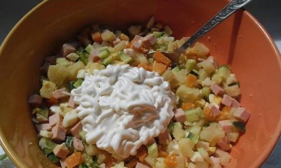  Готуємо простий салат Олівє — рецепти салату з ковбасою і свіжим огірком