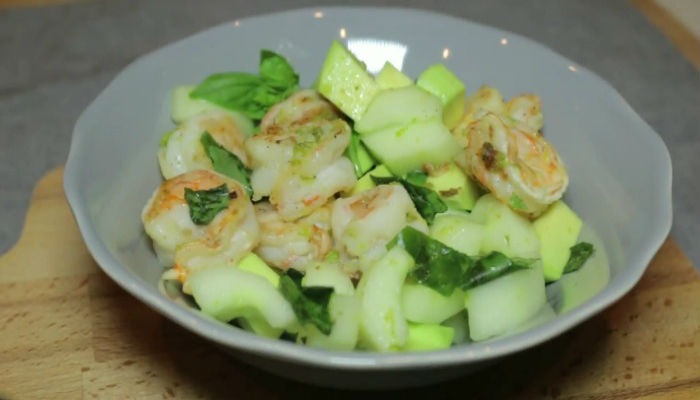  Дуже смачний салат з креветками і огірками — прості рецепти