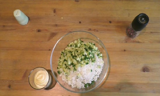  Дуже смачний салат з креветками і огірками — прості рецепти