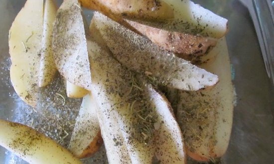  Свинячі реберця з картоплею, приготовані в духовці — 6 простих рецептів