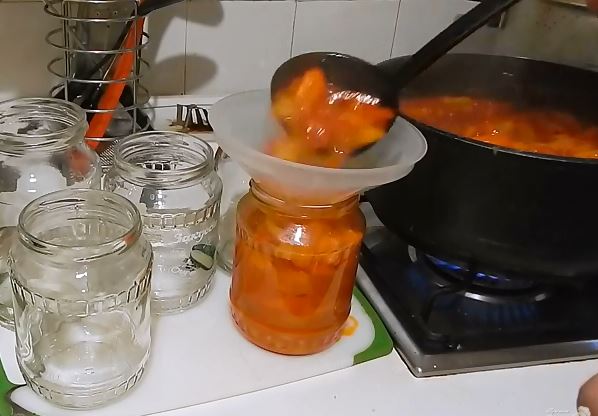 1c1fc8611c7496d5cc8f1f29349c8330 Лечо з помідор (томати), перцю , моркви та цибулі. 6 рецептів приготування на зиму