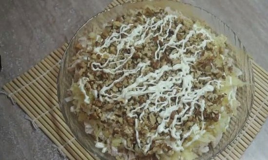  Салат Наречена з копченою куркою і плавленим сиром — докладні рецепти приготування