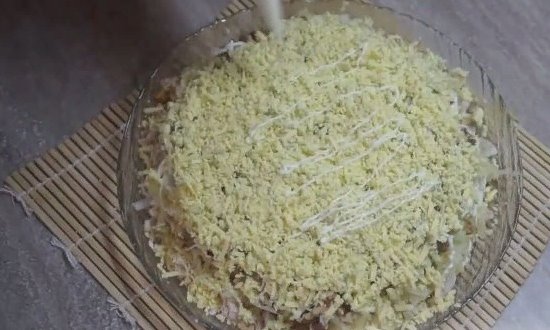  Салат Наречена з копченою куркою і плавленим сиром — докладні рецепти приготування