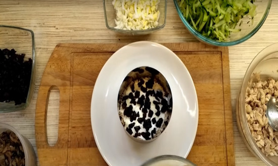  Салат з грибами і куркою шарами — рецепти приготування листкових, святкових салатів