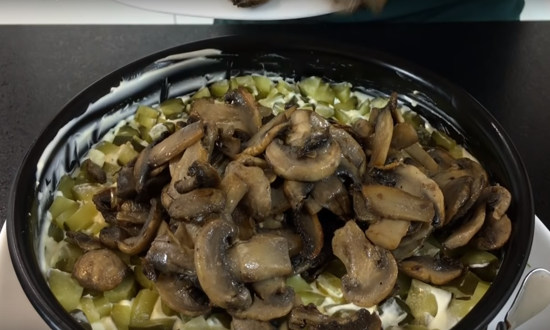 Салат з грибами і куркою шарами — рецепти приготування листкових, святкових салатів