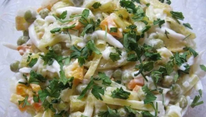  Найсмачніші рецепти салату з кальмарами — 8 варіантів простого салату