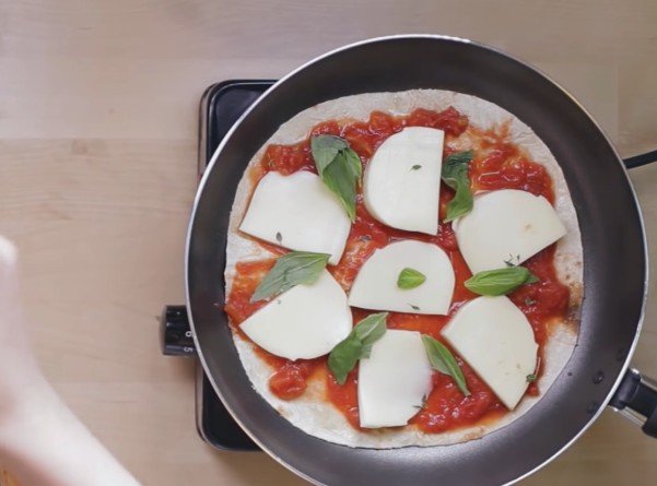 e73710d15dd2ab75dfc078fc8ead5888 Піца на сковороді — швидкі рецепти піци за 10 хвилин