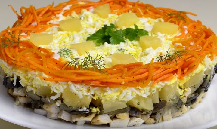 f73ecf4ca4f5e58fd71cfcab3e135d14 Салат з куркою і ананасами — 6 класичних рецепта дуже смачного салату