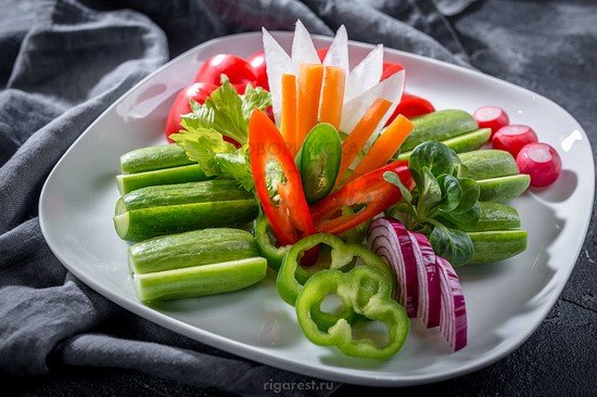 krasivoe oformlenie ovoshhnojj narezki: foto idei350 Гарне оформлення овочевий нарізки: фото ідеї