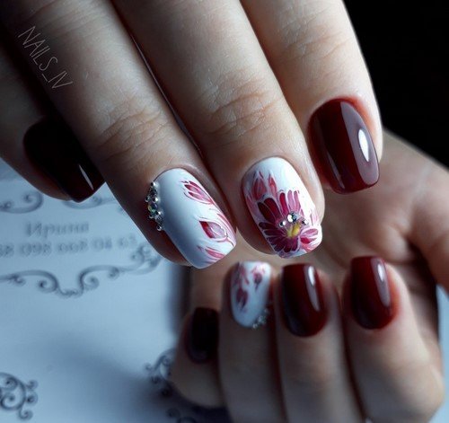 modnyjj dizajjn naroshhennykh nogtejj: foto idei1630 Модний дизайн нарощених нігтів: фото ідеї