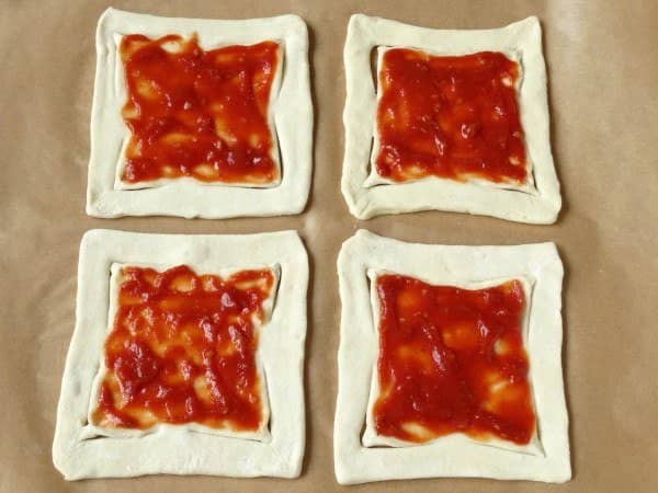 b4d5df41fcda81e1264d28265855f370 Піца на листковому тісті в духовці — три оригінальних рецепта