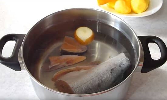101d62c6ffb7e2e5eb65fc105b911c8f Як приготувати рибний суп з сьомги — прості і смачні рецепти з картоплею