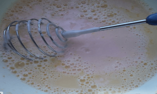  Тонкі з дірочками заварні млинці — рецепти на молоці, воді, кефірі