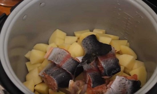 9a6c6150d770f072f57b19b543330618 Як приготувати рибний суп з сьомги — прості і смачні рецепти з картоплею