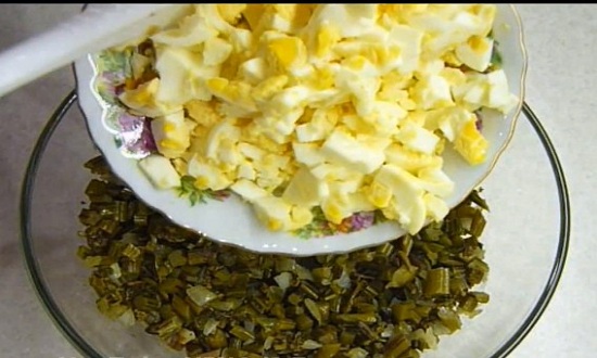  Дуже смачний салат з папороті Орляк з яйцем — 5 рецептів приготування