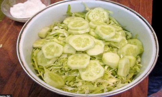 78794e209e3f4675bfe4f4da9b59a196 Рецепт приготування дуже смачного весняного салат з капустою та огірками