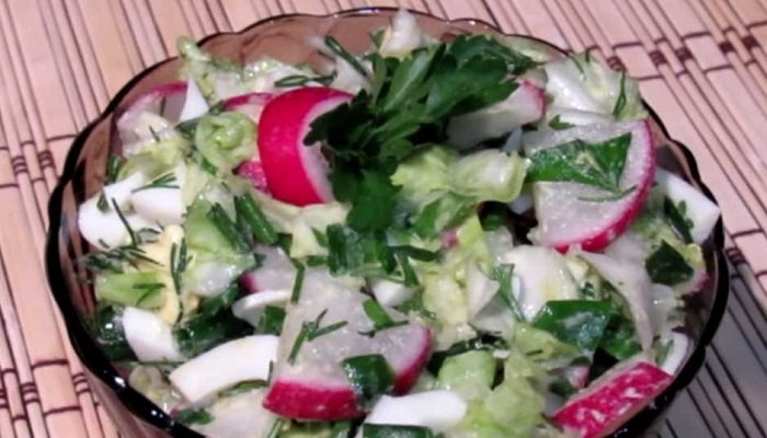 7e19ea85651a327c22d5775ccdf4d879 Як швидко приготувати весняний салат зі свіжої капусти з редисом