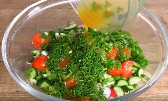 a0c5a21624caa5480fb00476327ea2c2 Рецепт приготування дуже смачного весняного салат з капустою та огірками