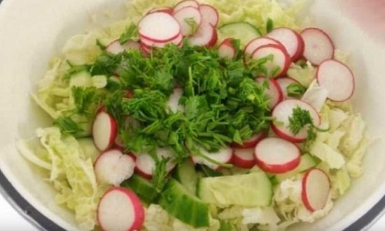affd94b542b3b6e2257364a70cc28f2d Як швидко приготувати весняний салат зі свіжої капусти з редисом