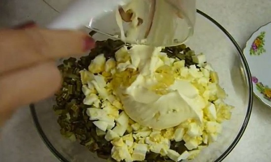  Дуже смачний салат з папороті Орляк з яйцем — 5 рецептів приготування
