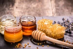 bdcac2337be396ff797099187e9c7193 Хвойний мед: корисні і шкідливі властивості, використання меду — лікування, косметика