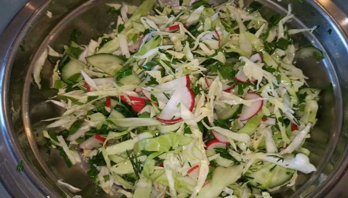 c1e788edaee3ce6b3d9ef6674b72089b Як швидко приготувати весняний салат зі свіжої капусти з редисом